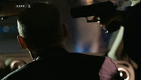 Fig. 6: Lunds pistol mod Reinhardts tinding. Et eventuelt glimt i øjet fortager sig, da Reinhardts hjernemasse splatter ud over forruden på bilen. Foto: DR.
