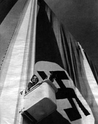 Fig. 6: Leni Riefenstahl i sin legendariske kran under optagelsen af hovedværket Triumph des Willens.