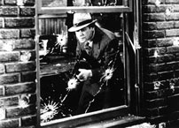 Fig. 7: Den grænseoverskridende skildringsform, på kant med produktionskoder og puritanske regulativer, har altid knyttet sig til gangstergenren. I billedet ses Paul Muni i én af filmhistoriens mest omstridte og vellykkede gangsterfilm: Scarface (1932).