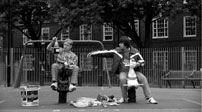 Fig. 7. Cheers, mate! Shane Meadows er på hjemmebane i den slags scener, hvor kammerater bliver til venner.