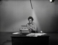 Fig. 7: Leth sidder her ved skrivemaskinen i Eddie Merckx i nærheden af en kop kaffe (1973). Det samme gør han 16 år senere i Notater om kærligheden (1989).