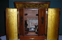 Fig. 7: Fotografi af den "virkelige" Dibbuk box, som den (angiveligt) blev annonceret til salg på e-bay.