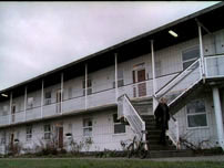Fig. 7: I et af filmens få totalbilleder er Olympia (Anette Støvelbæk) på vej hjem for at besøge sin gamle far i hans lejlighed i HvidovreBo.