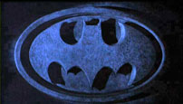 Fig. 8: Introsekvensen til Batman, hvor kameraet bevæger sig rundt i en mørk korridor, der til sidst afsløres som værende indersiden af Batlogoet, er legendarisk og smukt akkompagneret af Danny Elfmans originale Battema.