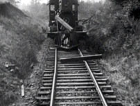Fig. 8: Johnny løser to problemer på én gang: Han kommer af med den bjælke, som vejer ham ned ved at benytte den til at støde en anden – potentielt afsporende - bjælke af skinnerne.