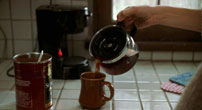 Fig. 8: Den brune kaffekop hjemme hos Diane (1:57:01).