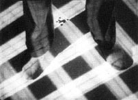 Fig. 7-8. Ligesom i Kupkas Vertical and Diagonal Planes, ca. 1913–14 anvender Lang i høj grad også denne kombination. Fx i denne indstilling fra You Only Live Once (fig. 8).