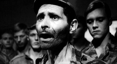 Der er ingen tvivl om, at filmen lægger op til identificering med algiererne, og med brugen af nærbilledet benytter Pontecorvo en strategi, der i langt højere grad tager sit udgangspunkt i den klassisk fortællende film frem for i dokumentarfilmens credo om objektiv og neutral afbildning af virkeligheden. Jeg vender senere tilbage til brugen af nærbilledet.