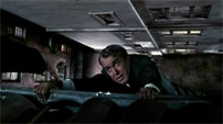 Fig. 9. Scottie i tagrenden i Vertigo med det svimlende dyb under sig. Foto: Columbia TriStar Home Video.