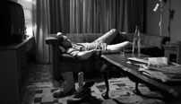 Fig. 9. Fatter Mariusz (Ireneusz Czop) sover den ud på sofaen efter endnu en lang fyraften.