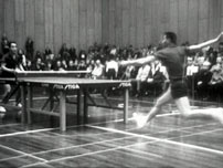 Fig. 9: Leth har en forkærlighed for det statiske kamera – her i Kinesisk Bordtennis hvor spillerne hopper ind og ud af det frosne skærmbillede.