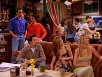 Fig. 9: Du kan næsten lugte de friskmalede kaffebønner på Central Perk og griner med på de indforståede jokes. De vante omgivelser gør indlevelsen lettere.