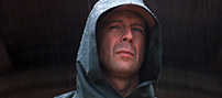 Fig. 9: Bruce Willis i rollen som den afdæmpede og til tider selvudslettende superhelt David Dunn. Sit friske formmæssige pust til trods kom Unbreakable (2000) ikke til at herske som pioner for 00´ernes type af superheltefilm.
