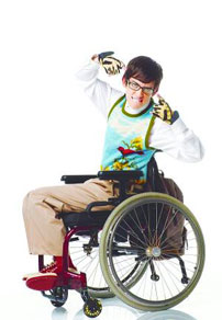 Fig. 8: Nogle af de bedste øjeblikke i Glee er, når karaktererne facer egne svagheder – uden at blive stereotype ’noble krøblinge’. To af disse er lavet i flash mob-stil: Arties fantasi om at danse er den fineste, men vennernes forsøg på at overbevise Rachel om ikke at få lavet en næseoperation hos plastickirurgen er heller ikke ueffen. Ikke at de to ’handicaps’ ellers tåler sammenligning.
