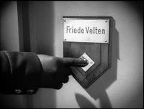 Fig. 9: Turner (Fritz Rasp) ringer på. For en glimrende analyse af Langs anvendelse af hånden se Joe McElhaneys artikel ”The Artist and the Killer: Fritz Lang’s Cinema of the Hand” i 16:9 no. 17 (juni 2006).
