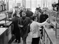 Fig. 9. Outsiderbanden ankommer til caféen i Porte de Vincennes. Godard røber heller ikke titlen på den fantastiske Jack London-historie om den løgnagtige indianer, som Franz refererer over for Odile. Titlen er Nam-Bok the Liar (1902), senere udgivet som Nam-Bok the Unveracious i Children of the Frost (1902).