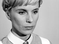 Fig.10: Søster Alma som en tilsyneladende meget ærbar og pligtopfyldende ung kvinde i filmens allerførste scene. Senere lærer vi nogle af hendes mere destruktive sider at kende – Persona.