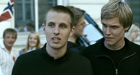 Fig. 10: Erik og Philip fanget i et optog til Norges nationaldag den 17. maj. Stillbillede fra filmen.