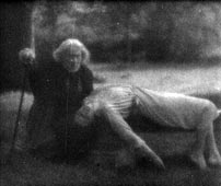 Fig. 10: Vampyrens angreb på Léone (Henriette Gérard og Sybille Schmitz.