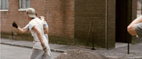 Fig. 9-10. Der klippes på Dickys bevægelse fra den ene til den anden side af Micky. Foto: Nordisk Film.