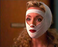 Fig. 10: I Ally McBeal spiller  Jane Krakowski rollen som den forfængelige og sexfikserede karakter Elaine, der  hele tiden gerne vil synge for de andre karakterer.