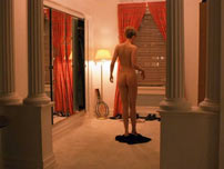 Fig. 10: Kubrick var længe om at lave sine film. Eyes Wide Shut tog over et år at optage. Alligevel formåede Kubrick næsten at holde budgettet. Kun en overskridelse på 15 % blev det til.