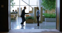 Fig. 10. Charlotte og hendes mand befinder sig i hotellets foyer. Sammenholder man indstillingen med fig. 9, ses interessante overensstemmelser i de to mise-en-scène konstruktioner. Inspirationen fra Ozu kommer til udtryk gennem det dvælende kamerablik og den måde, hvorpå der fortælles i rum.