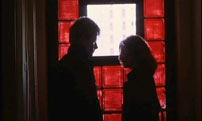 Fig. 10: Tomek og Magda foran en rude, forenede i kærlighedens forklarede lys. Kieslowski har en særlig forkærlighed for vinduesruder.