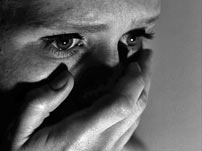 Fig.11: Fru Vogler (Liv Ullmann) på hospitalsstuen hvor hun ser TV-nyheder med stærke billeder fra Vietnamkrigen, der gør et voldsomt indtryk på hende – Persona.