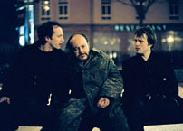 Fig. 11: Slumming. Yuppierne Sebastian (August Diehl) og Alex (Michael Ostrowski) med bumsen Kahlmann (Paulus Manker) mellem sig.