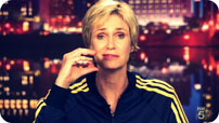 Fig. 10: Sue på sit tv-show Sue’s Corner, hvor hun fx udbreder sig om ’sneaky gays’.