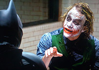 Fig. 12: Med en underliggende reference til Michael Manns Heat (1995) gøres der i The Dark Knight (2008) opmærksom på det afhængighedsforhold, der hersker skurken og helten imellem. En i nogle henseender narrativ nyskabelse, som, sammenholdt med en tiltagende grad af realisme, til tider får The Dark Knight til at ligne en action- snarere end en superheltefilm.