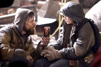 Fig. 12: Hillcoats (og ikke mindst Cormac McCarthys) begrundelse for Coca Cola-dåsen kan bl.a. man læse om her. Med til historien hører også, at det var Viggo Mortensen, der måtte ringe og overbevise Coca Cola-direktørerne om, at de havde fordel af at lægge produkt til. Trods faren for at blive associeret med dommedag og kannibalisme.