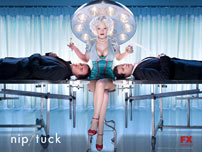 Fig. 13: Det plastiske look i indledningsmontagerne til Nip/Tuck (2003), med tydelige reminiscenser af Jeff Koons, ikke bare indrammer seriens tematik om plasticitet og plastikkirurgi i tidens U.S.A., men er også kendetegnende for tidens digitale raffinering af det televisuelle produkt.