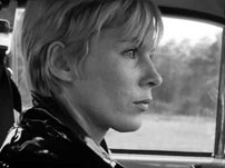 Fig.13: Alma i volvoen på vej til posthuset med breve – Persona.