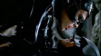 Fig. 13: Kvinderne er generelt ret uinteressante i Batman- filmene og kommer ofte til at fungere som overfladiske elementer, der venter i kulissen, men Selina Kyle/Catwoman formår at skabe troværdige gnister på Batmans egen banehalvdel.