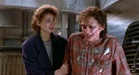 Fig. 13. Terminal patient i forfald og horror-monster i et: Seth Brundle undervejs i transformationen i The Fly.