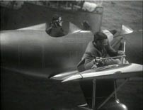 Fig. 13. Gable på flyets vinge foran et lærred.