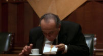 Fig. 13: En hvid kaffekop med sorte prikker (30:43).
