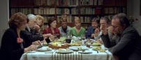 Fig. 13. Fraklip fra filmen. Mungiu fortæller, at han oprindeligt havde placeret kameraet længere tilbage, men at kompositionen i for høj grad fik et præg af Jesus sidste nadver og at tilskuerens adgang til Otilia trods alt blev for begrænset (se ekstramateriale på DVDen.