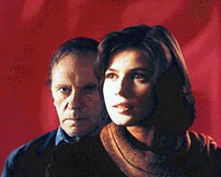Fig 13: Rød (1994) blev Kieślowskis kunstneriske testamente. Den gamle dommer opgiver sin voyeur-eksistens og træder - ved den smukke Valentines mellemkomst - i forbindelse med det levende.