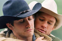Fig. 14: Det alvorlige maskulinitetsideal i westerngenren synes næsten at kalde på ironiske dekonstruktioner. I billedet ses Heath Ledger og Jake Gyllenhaal som de homoseksuelle cowboys i Ang Lees Brokeback Mountain (2007).