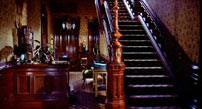 Fig. 14: En verden i brunt: den tyste ubeboethed i McKittricks Hotel.