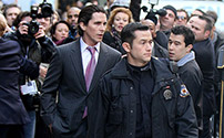 Fig. 14: Bruce Wayne og John Blake som makkerpar i The Dark Knight Rises. Da førstnævnte afslutningsvis i filmen proklamerer sin afsked med alter egoet Batman, gør han samtidig plads til sidstnævnte og dennes indskrivning som alter egoet Robin.