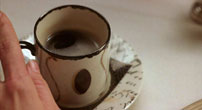 Fig. 14: En cremehvid kaffekop med brunt mønster (2:08:58).