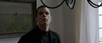 Fig. 15: Hvor anbringer man våben i et hus med børn? Bourne vender blikket opad.