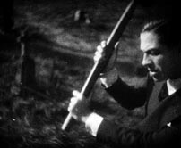 Fig. 15: Handlekraft: Gray rammer pælen i vampyrens hjerte (fra en bortcensureret scene).
