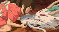 Fig. 15: Chihiro tilser den sårede Haku og udviser total selvopopfrelse, da hun giver ham den magiske pille, som hun ellers skulle bruge til at forvandle sine forældre tilbage fra grise til mennesker.