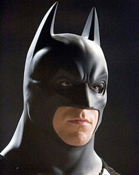 Fig. 16: Christian Bale er den første skuespiller, der med sin stærke, optimerede fysik stadig ligner Batman, når han fjerner den panserede dragt. Behovet for at iklæde sig det sorte gummi kommer i Batman Begins (2005) i højere grad til at handle om frigørelsen af de dyriske kræfter.