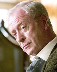 Fig. 17: Castet i Batman Begins (2005) er fremragende, og både Gary Oldmans Jim Gordon, Morgan Freemans Lucius Fox og Michael Caines Alfred lyser op i rollerne som Batmans allierede.